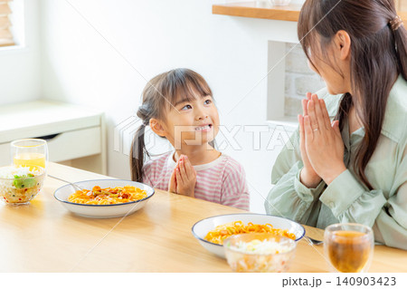 ダイニングで食事する女の子 ダイニングで食事する女の子 140903423