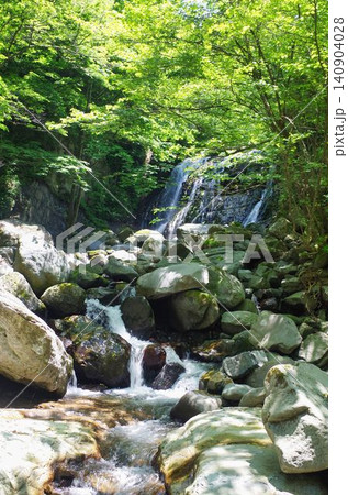 緑に包まれた咆哮霹靂の滝の景観 緑に包まれた咆哮霹靂の滝の景観 140904028