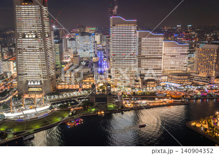 横浜みなとみらいタワーズミライト（全館ライトアップ）の夜景 140904352
