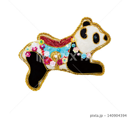 パンダの刺繍ブローチ・金糸縁取り×花スパンコール・白背景切り抜き パンダの刺繍ブローチ・金糸縁取り×花スパンコール・白背景切り抜き 140904394