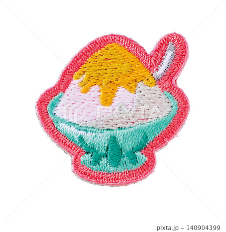 かき氷の刺繍ワッペン・スプーン付き・白背景切り抜き かき氷の刺繍ワッペン・スプーン付き・白背景切り抜き 140904399