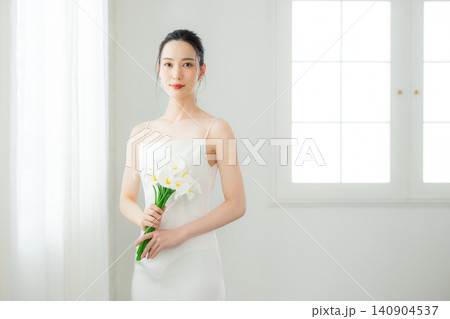 ブーケを持つ花嫁 ブーケを持つ花嫁 140904537