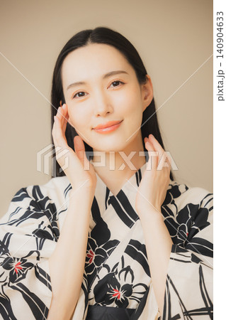 浴衣でスキンケアする女性 浴衣でスキンケアする女性 140904633