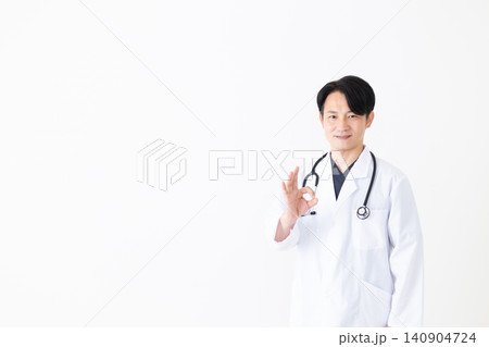 丸のポーズをする白衣を着たミドル男性医師 丸のポーズをする白衣を着たミドル男性医師 140904724