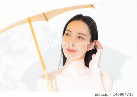 日傘を差す女性 日傘を差す女性 140904738
