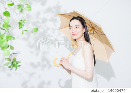 日傘を差す女性 日傘を差す女性 140904744