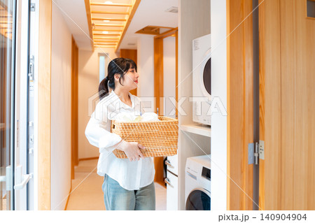 洗濯をする若い女性 洗濯をする若い女性 140904904