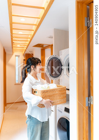 洗濯をする若い女性 洗濯をする若い女性 140904905