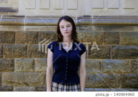 公園で微笑む大学生の女性のポートレート 公園で微笑む大学生の女性のポートレート 140904960
