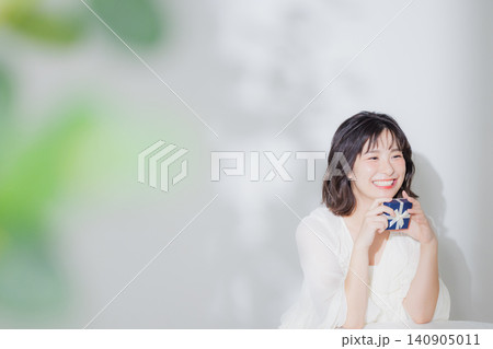 プレゼントを渡す女性 プレゼントを渡す女性 140905011