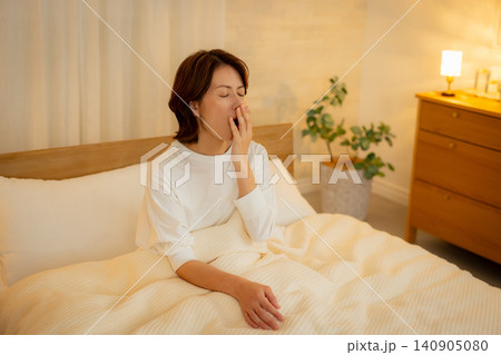 夜にスマホを見る女性 夜にスマホを見る女性 140905080