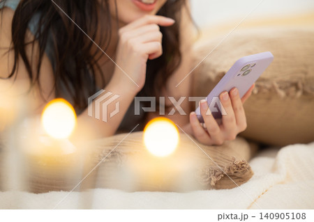 ベッドでスマホを見る女性 ベッドでスマホを見る女性 140905108