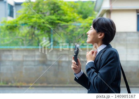 屋外を歩くビジネスマン 屋外を歩くビジネスマン 140905167