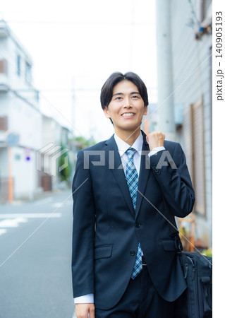 屋外を歩くビジネスマン 屋外を歩くビジネスマン 140905193