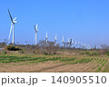 春の畑近くに立つ風力発電の風車 140905510