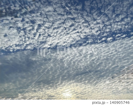 画面いっぱいに広がる美しい秋のうろこ雲(ひつじ雲)と太陽の光 画面いっぱいに広がる美しい秋のうろこ雲(ひつじ雲)と太陽の光 140905746