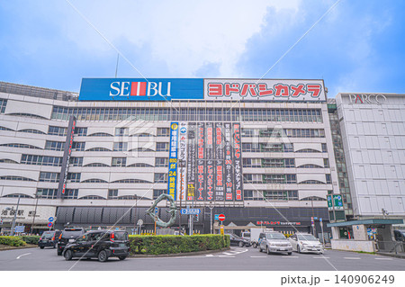 池袋駅東口の駅前ロータリーとヨドバシカメラの看板を掲げる西武池袋本店の外観【東京都豊島区南池袋】 140906249