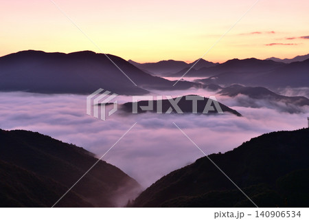 潮見峠からの中辺路(熊野古道)の雲海(霧) 潮見峠からの中辺路(熊野古道)の雲海(霧) 140906534
