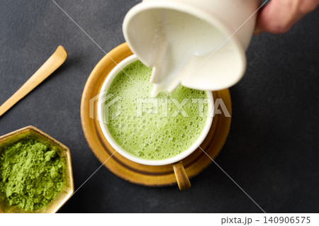 抹茶ラテをカップに注ぐ 抹茶ラテをカップに注ぐ 140906575