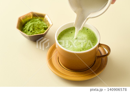 抹茶ラテをカップに注ぐ 140906578