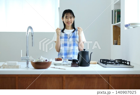 女性のキッチン 料理イメージ 女性のキッチン 料理イメージ 140907025