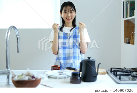 女性のキッチン 料理イメージ 女性のキッチン 料理イメージ 140907026