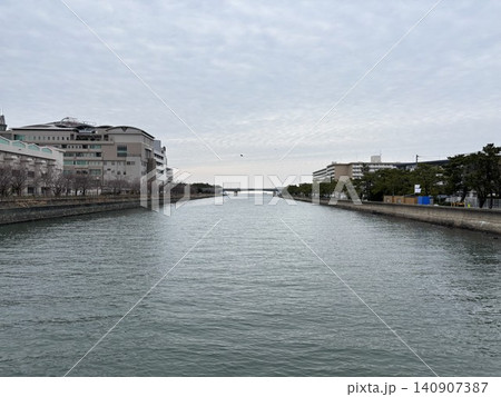 福岡:曇り空の下に広がる都市河川と橋 福岡:曇り空の下に広がる都市河川と橋 140907387