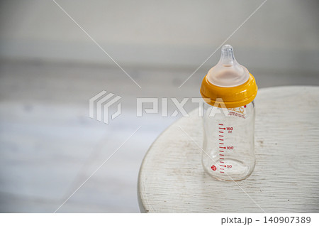 白いテーブルに置かれた哺乳瓶 140907389