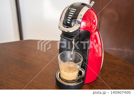 赤いコーヒーマシンで抽出するコーヒー 赤いコーヒーマシンで抽出するコーヒー 140907400