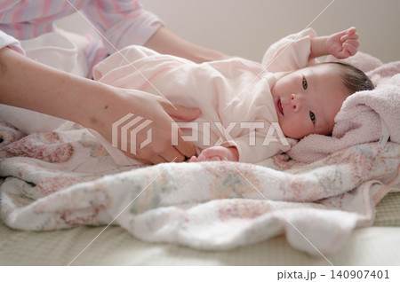赤ちゃんを優しく見守る育児の手元 赤ちゃんを優しく見守る育児の手元 140907401