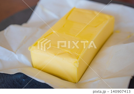 包装紙の上に置かれたバター 包装紙の上に置かれたバター 140907413
