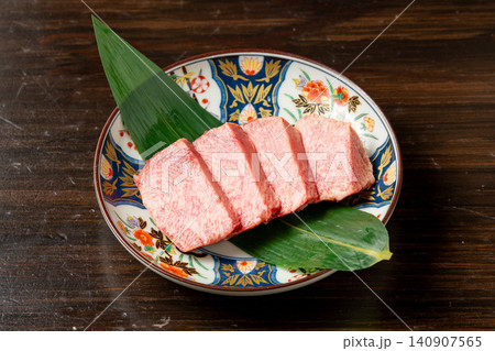 焼肉の定番、レモンを絞って食べる上質な塩タン 140907565