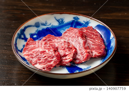 肉の旨味が凝縮されたジューシーで柔らかい牛ハラミの炭火焼き 肉の旨味が凝縮されたジューシーで柔らかい牛ハラミの炭火焼き 140907759