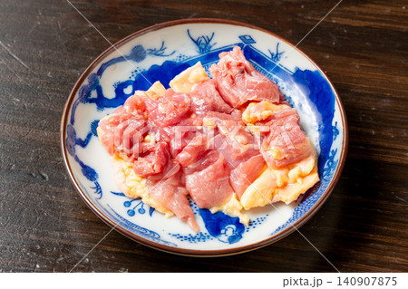 焼肉用にカットされた新鮮な鶏もも肉の盛り付け 焼肉用にカットされた新鮮な鶏もも肉の盛り付け 140907875