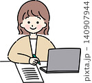 PC前で作業する女性 140907944