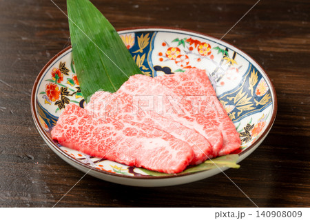 霜降りのとろける旨さ、お皿に贅沢に盛り付けられた上ロース 霜降りのとろける旨さ、お皿に贅沢に盛り付けられた上ロース 140908009