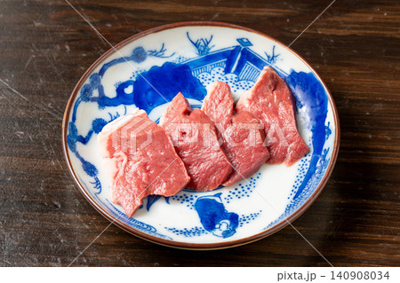 独特の食感と濃厚な旨味、お皿に盛られた新鮮なハート(ハツ) 独特の食感と濃厚な旨味、お皿に盛られた新鮮なハート(ハツ) 140908034