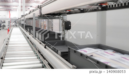 packing line in a logistics warehouse. conveyor belt in a modern production line. Pallet racking packing line in a logistics warehouse. conveyor belt in a modern production line. Pallet racking 140908053