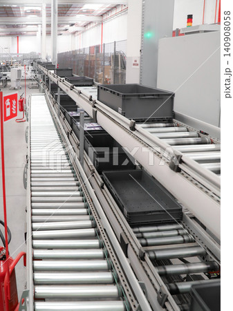 packing line in a logistics warehouse. conveyor belt in a modern production line. Pallet racking packing line in a logistics warehouse. conveyor belt in a modern production line. Pallet racking 140908058