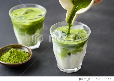 アイス抹茶ラテをグラスに注ぐ アイス抹茶ラテをグラスに注ぐ 140908277