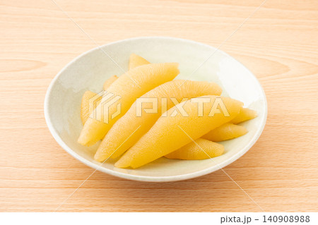 木目背景にお皿に載せた味付け数の子 木目背景にお皿に載せた味付け数の子 140908988
