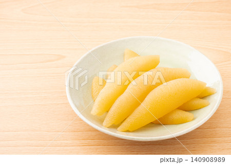 木目背景にお皿に載せた味付け数の子 木目背景にお皿に載せた味付け数の子 140908989