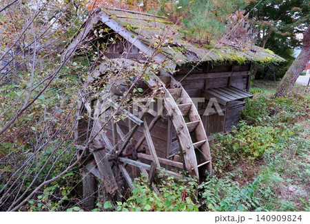 里山の旧道沿いに残る、朽ち果てた水車小屋 里山の旧道沿いに残る、朽ち果てた水車小屋 140909824