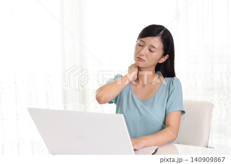 パソコン作業で疲れた女性 パソコン作業で疲れた女性 140909867