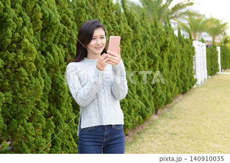 スマートフォンを持つ女性 スマートフォンを持つ女性 140910035