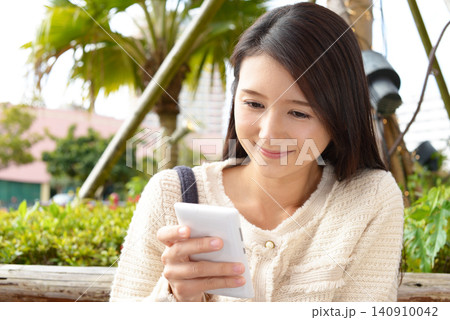 スマートフォンを持つ女性 スマートフォンを持つ女性 140910042