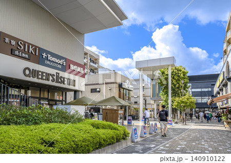 東京都調布市の都市風景 仙川駅前のショッピング街 140910122