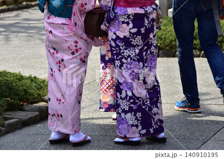 日本の東京の浅草 浅草寺を観光する観光客 美しい着物を着ている女性の姿 日本の東京の浅草 浅草寺を観光する観光客 美しい着物を着ている女性の姿 140910195
