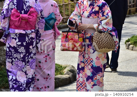 日本の東京の浅草　浅草寺を観光する観光客　美しい着物を着ている女性　スマフォを手にする姿 140910254