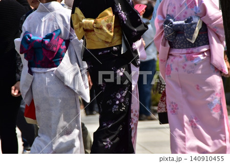 日本の東京の浅草 浅草寺を観光する観光客 美しい着物を着ている女性の姿 日本の東京の浅草 浅草寺を観光する観光客 美しい着物を着ている女性の姿 140910455